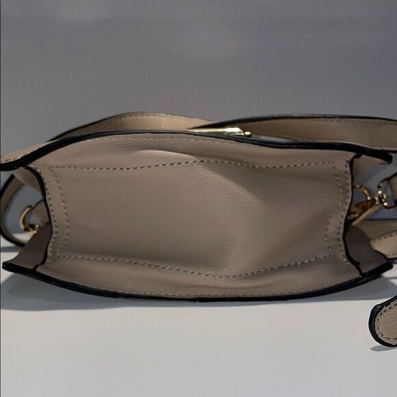 Elegant Beige Crossbody Bag - Picture 6 of 8